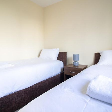 Newly Launched Two Bedroom House By Den Accommodation Short Lets & Serviced Accommodation With Garden London Exterior photo