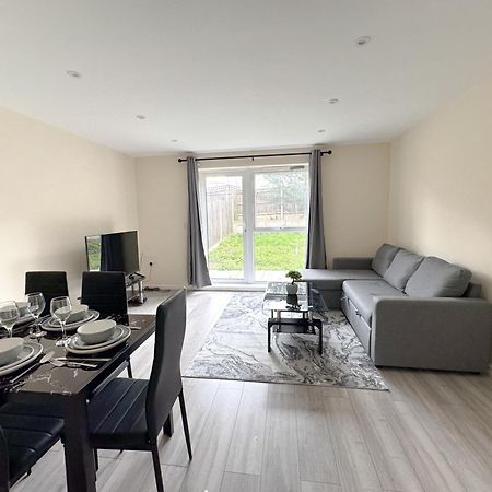 Newly Launched Two Bedroom House By Den Accommodation Short Lets & Serviced Accommodation With Garden London Exterior photo