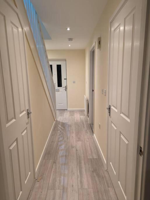 Newly Launched Two Bedroom House By Den Accommodation Short Lets & Serviced Accommodation With Garden London Exterior photo