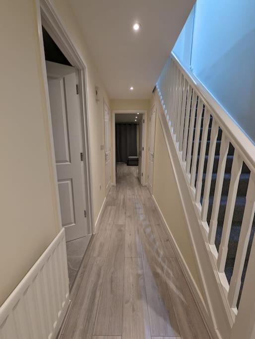 Newly Launched Two Bedroom House By Den Accommodation Short Lets & Serviced Accommodation With Garden London Exterior photo