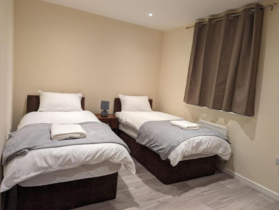 Newly Launched Two Bedroom House By Den Accommodation Short Lets & Serviced Accommodation With Garden London Exterior photo