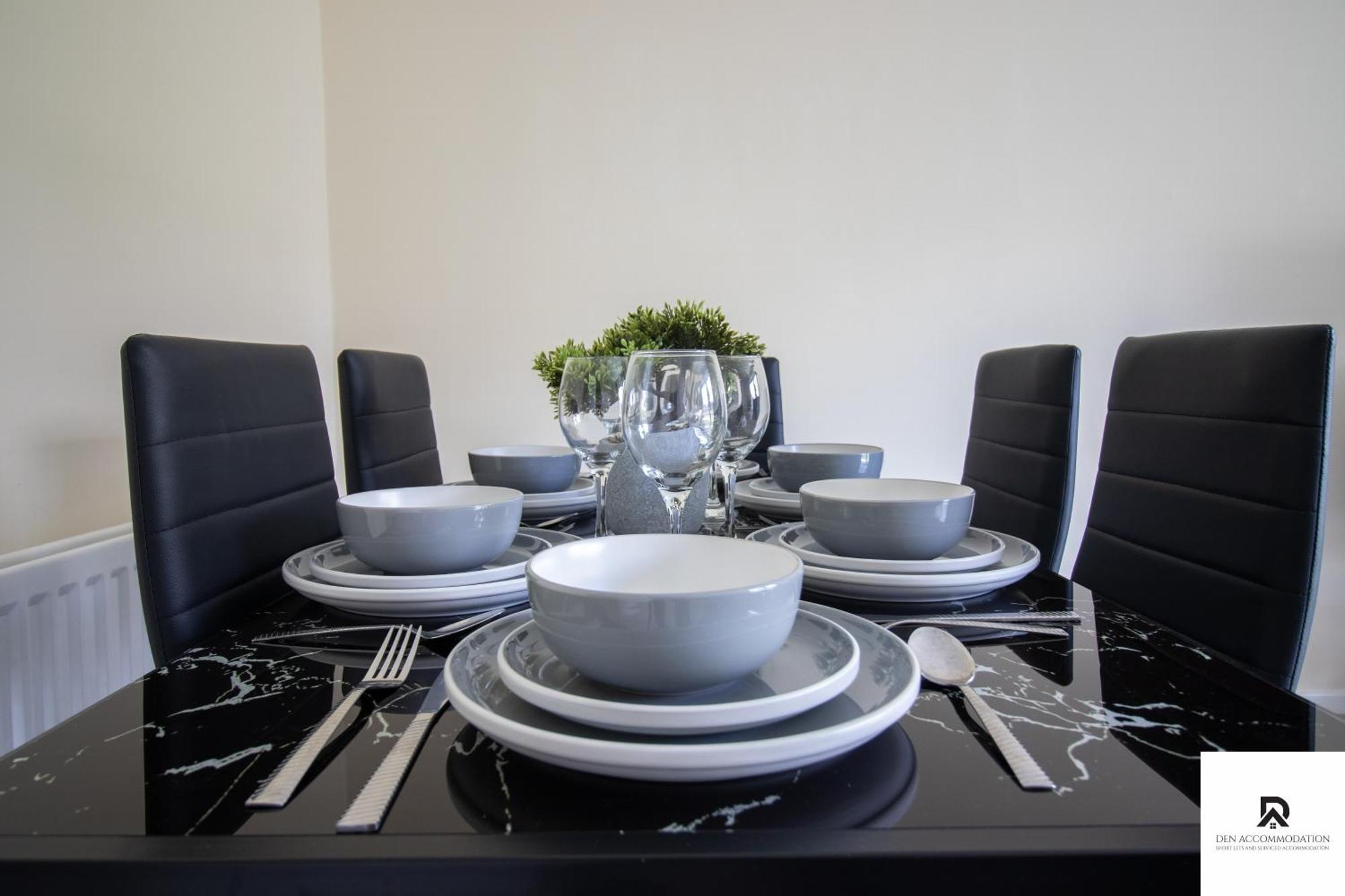 Newly Launched Two Bedroom House By Den Accommodation Short Lets & Serviced Accommodation With Garden London Exterior photo
