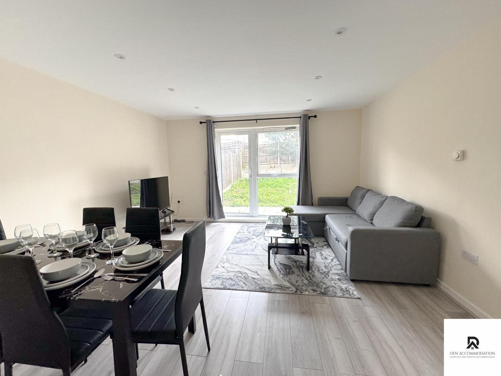Newly Launched Two Bedroom House By Den Accommodation Short Lets & Serviced Accommodation With Garden London Exterior photo