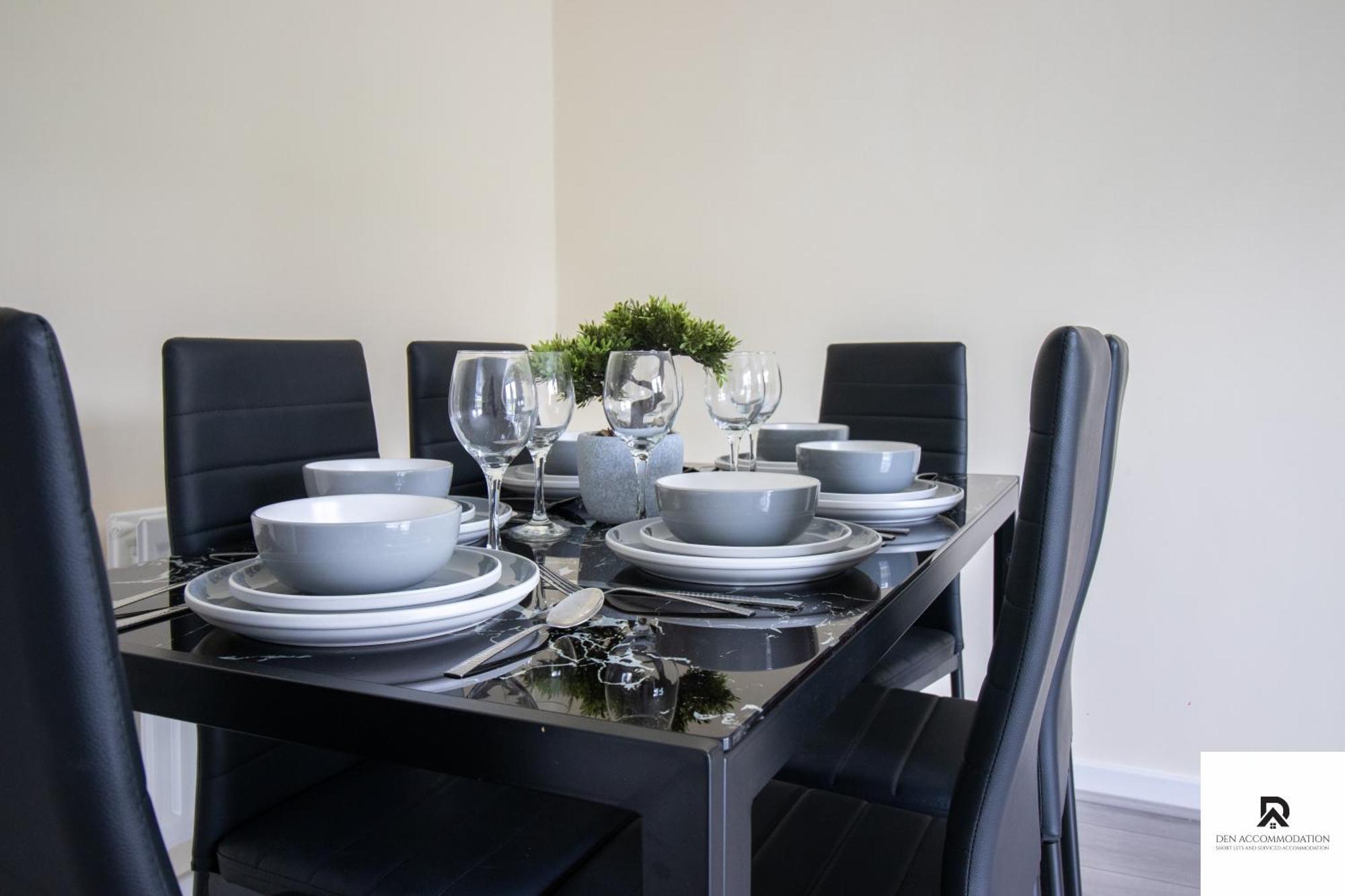 Newly Launched Two Bedroom House By Den Accommodation Short Lets & Serviced Accommodation With Garden London Exterior photo