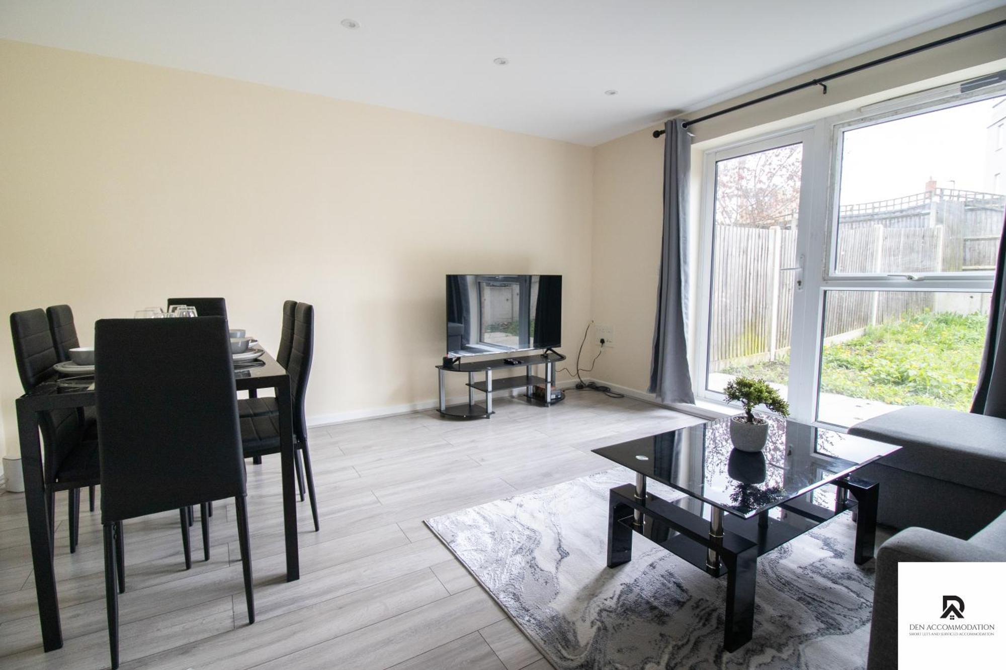 Newly Launched Two Bedroom House By Den Accommodation Short Lets & Serviced Accommodation With Garden London Exterior photo