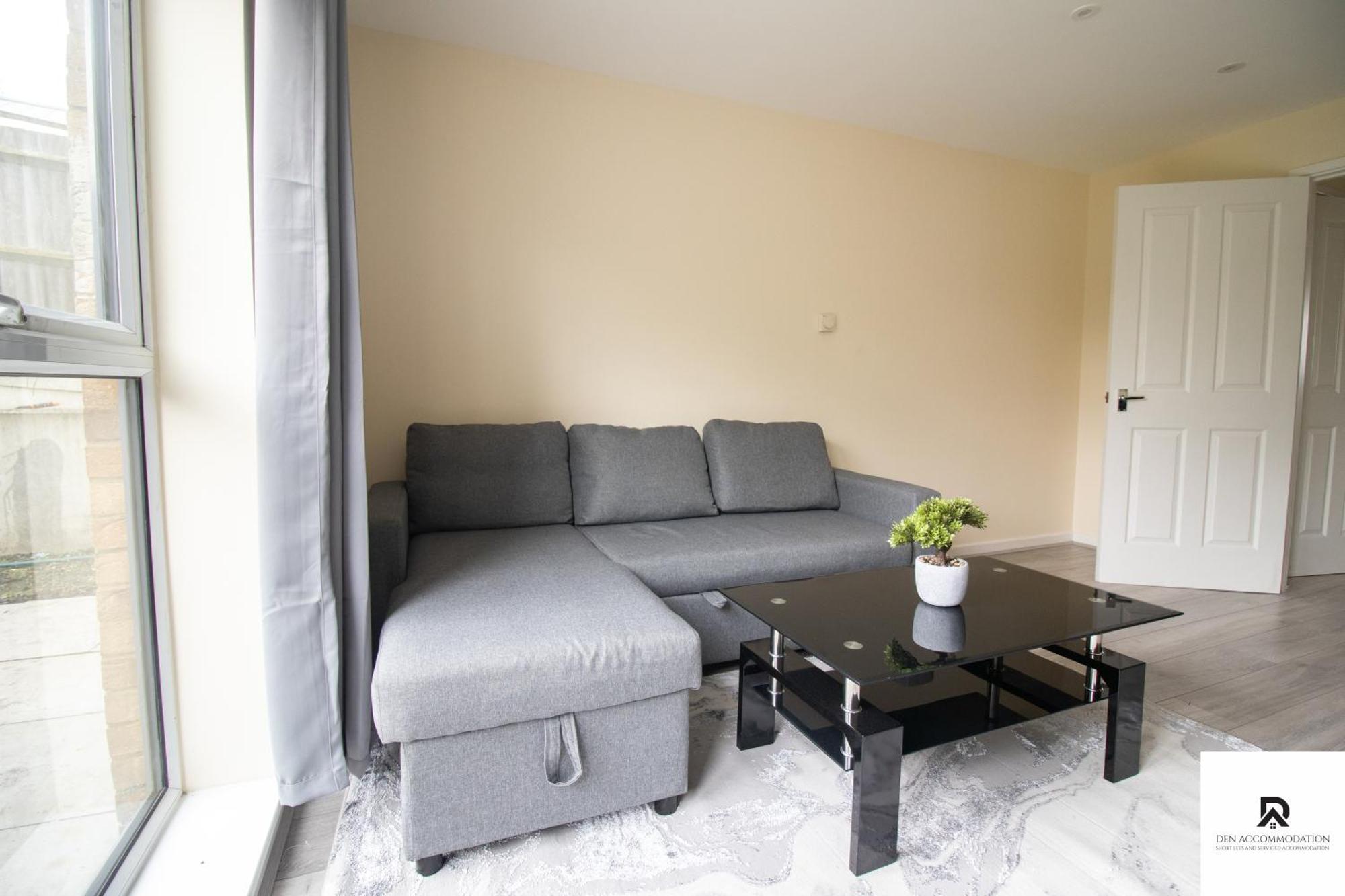 Newly Launched Two Bedroom House By Den Accommodation Short Lets & Serviced Accommodation With Garden London Exterior photo