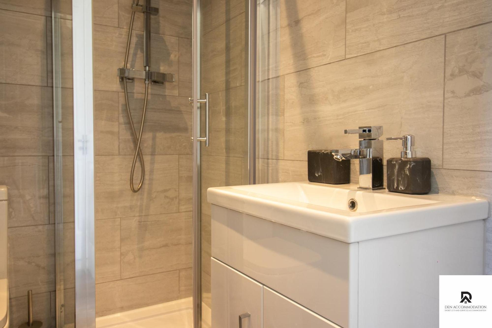 Newly Launched Two Bedroom House By Den Accommodation Short Lets & Serviced Accommodation With Garden London Exterior photo