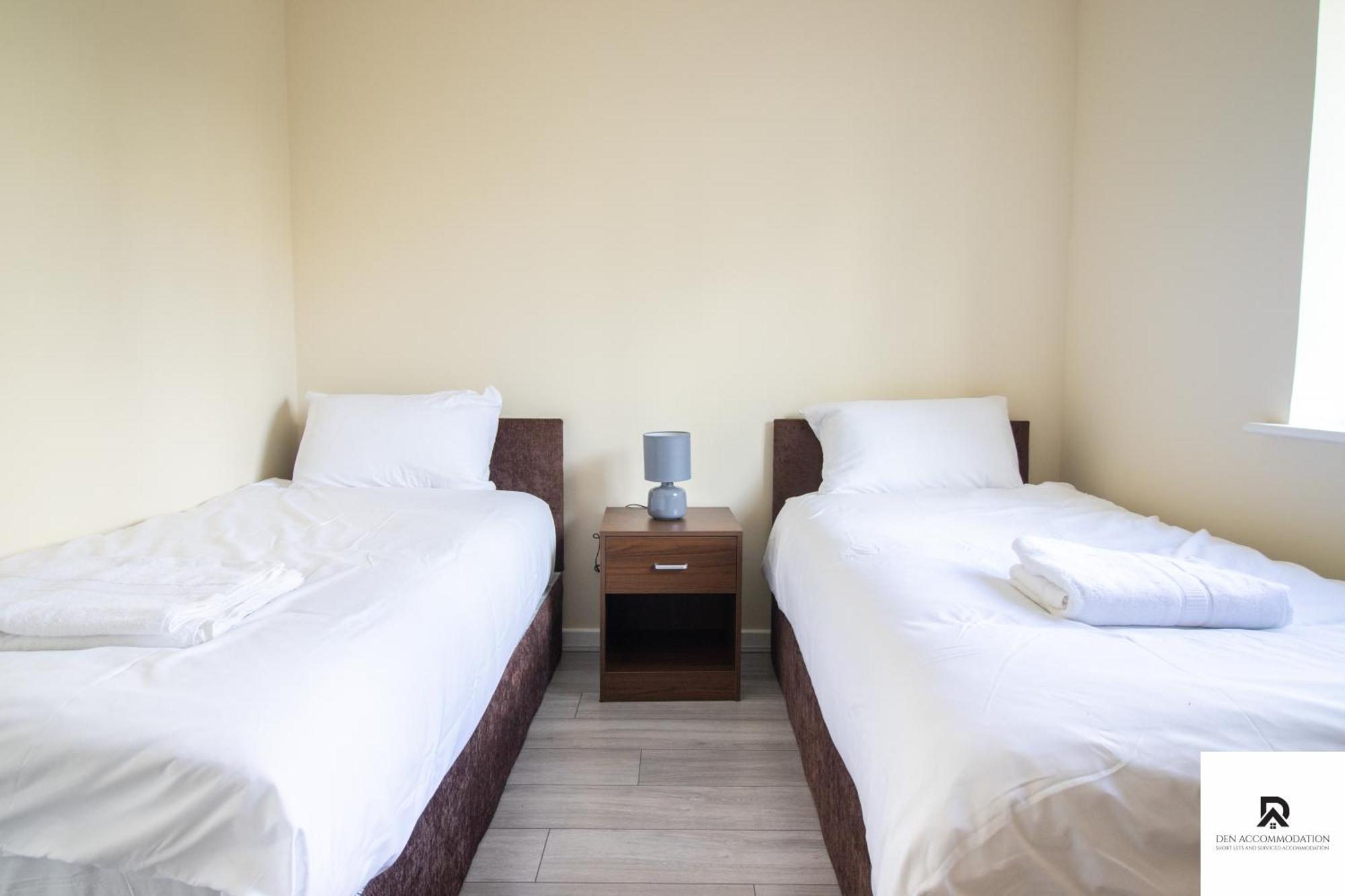 Newly Launched Two Bedroom House By Den Accommodation Short Lets & Serviced Accommodation With Garden London Exterior photo