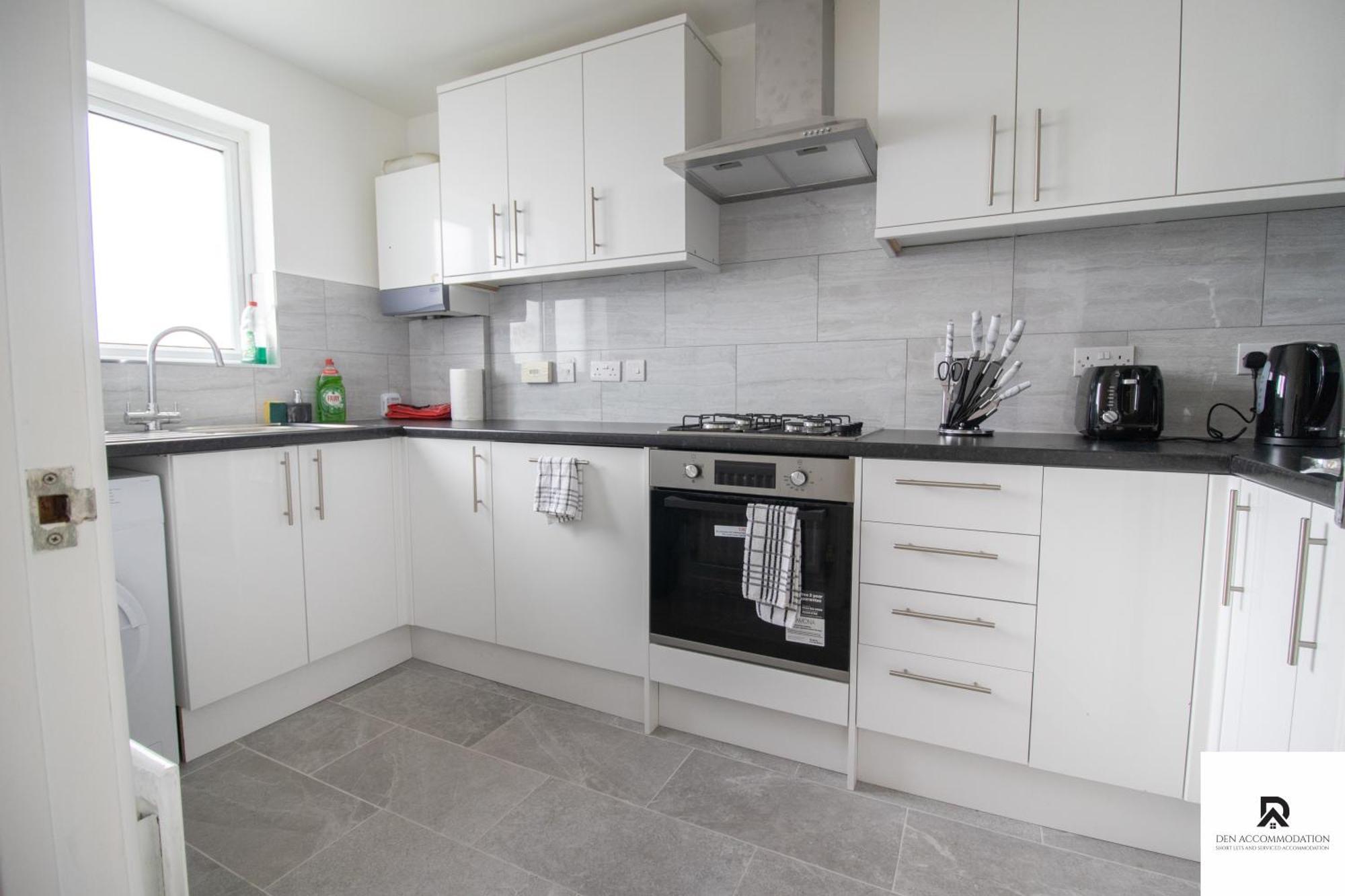 Newly Launched Two Bedroom House By Den Accommodation Short Lets & Serviced Accommodation With Garden London Exterior photo