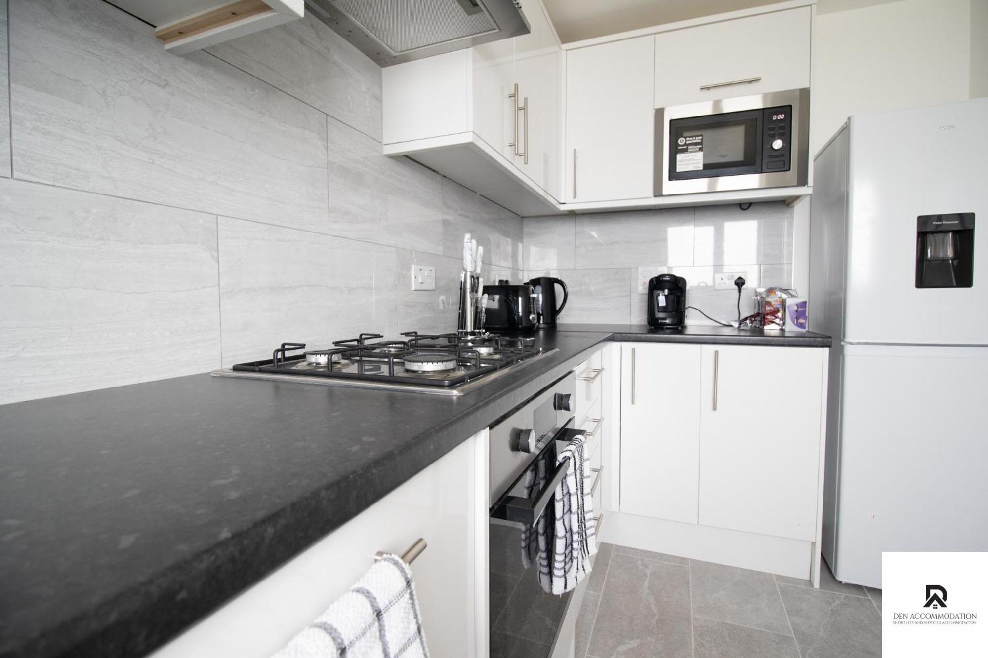 Newly Launched Two Bedroom House By Den Accommodation Short Lets & Serviced Accommodation With Garden London Exterior photo