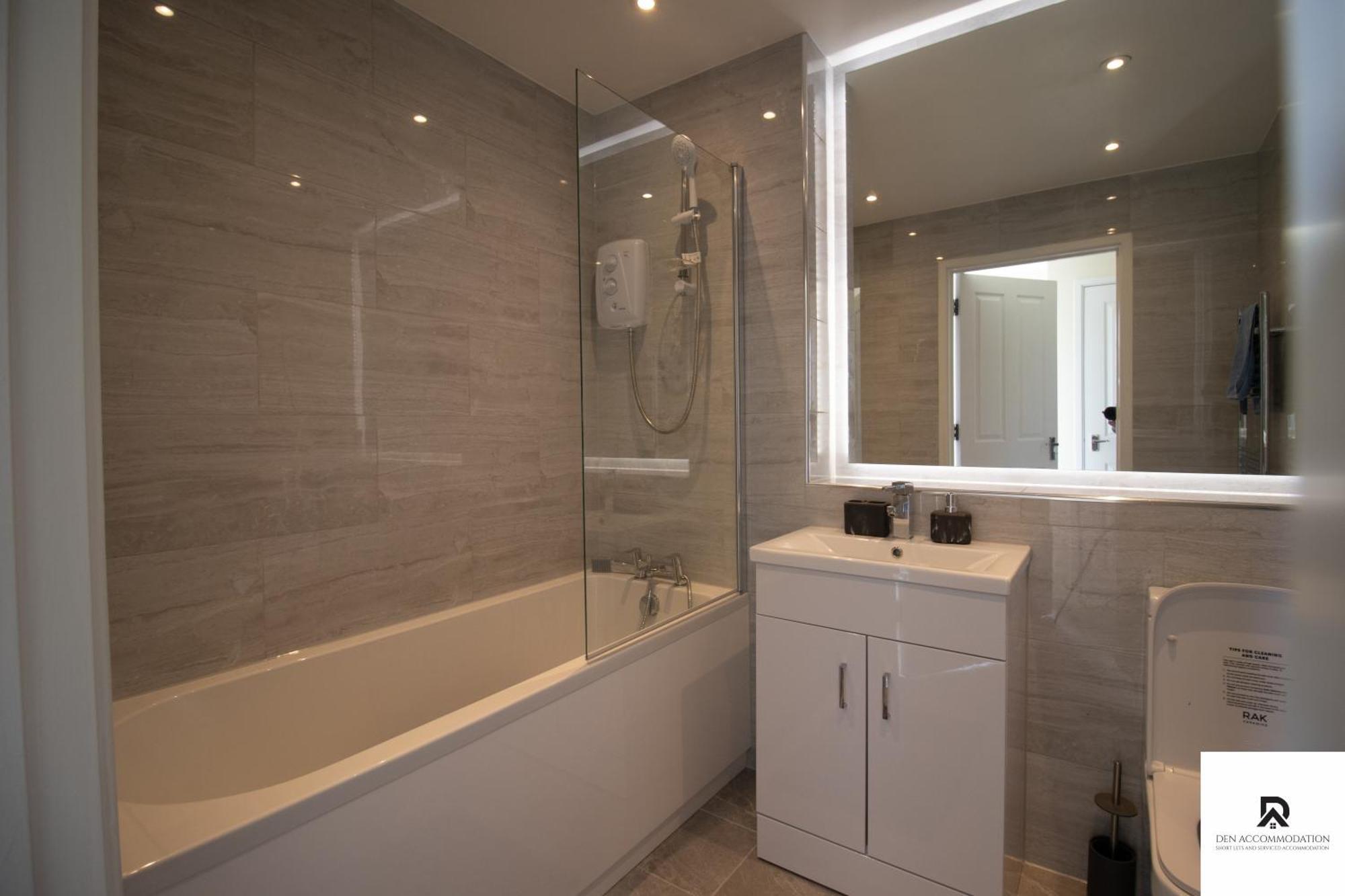 Newly Launched Two Bedroom House By Den Accommodation Short Lets & Serviced Accommodation With Garden London Exterior photo