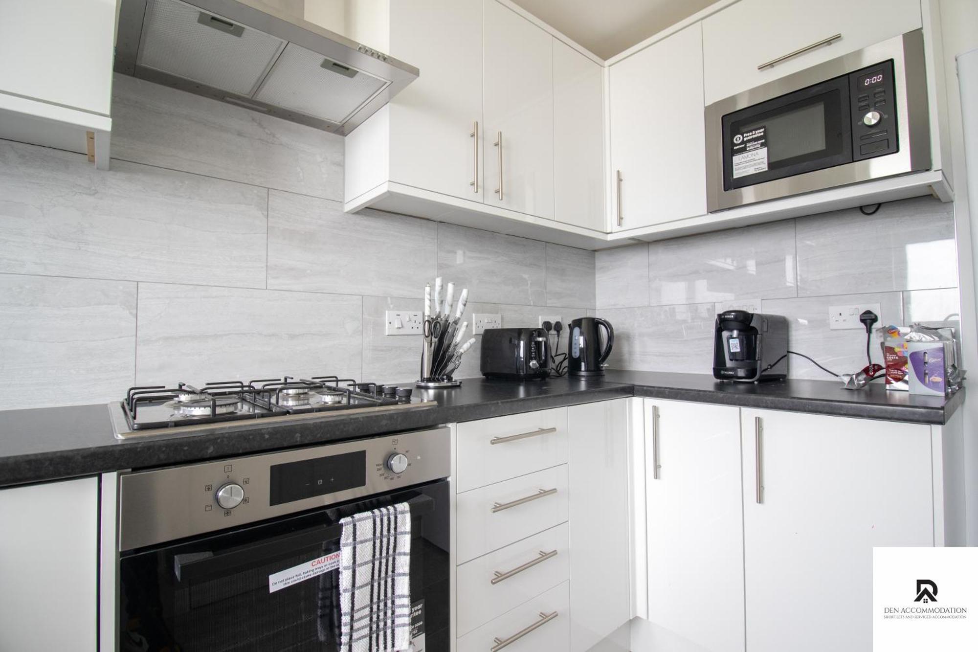 Newly Launched Two Bedroom House By Den Accommodation Short Lets & Serviced Accommodation With Garden London Exterior photo
