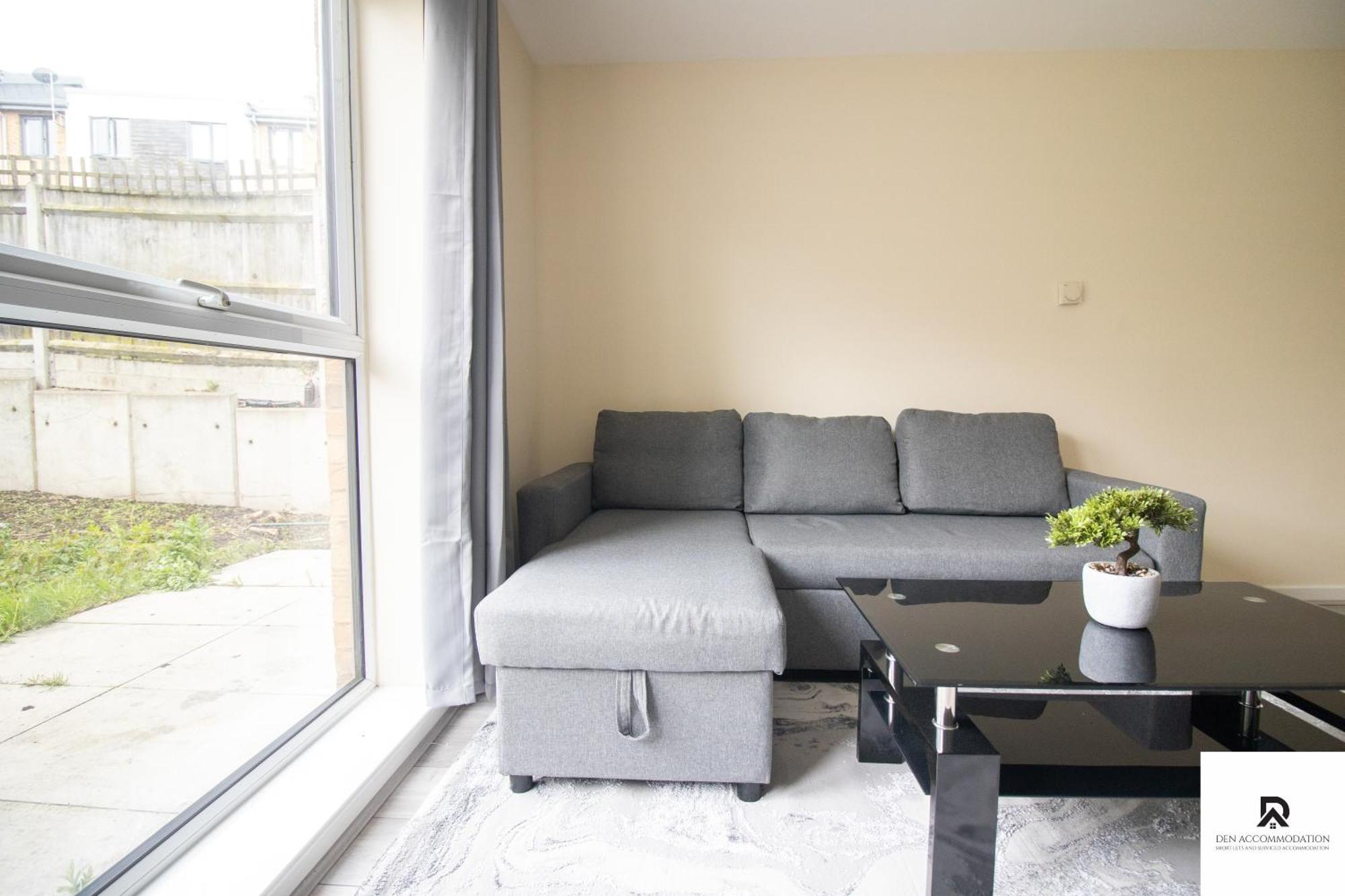 Newly Launched Two Bedroom House By Den Accommodation Short Lets & Serviced Accommodation With Garden London Exterior photo