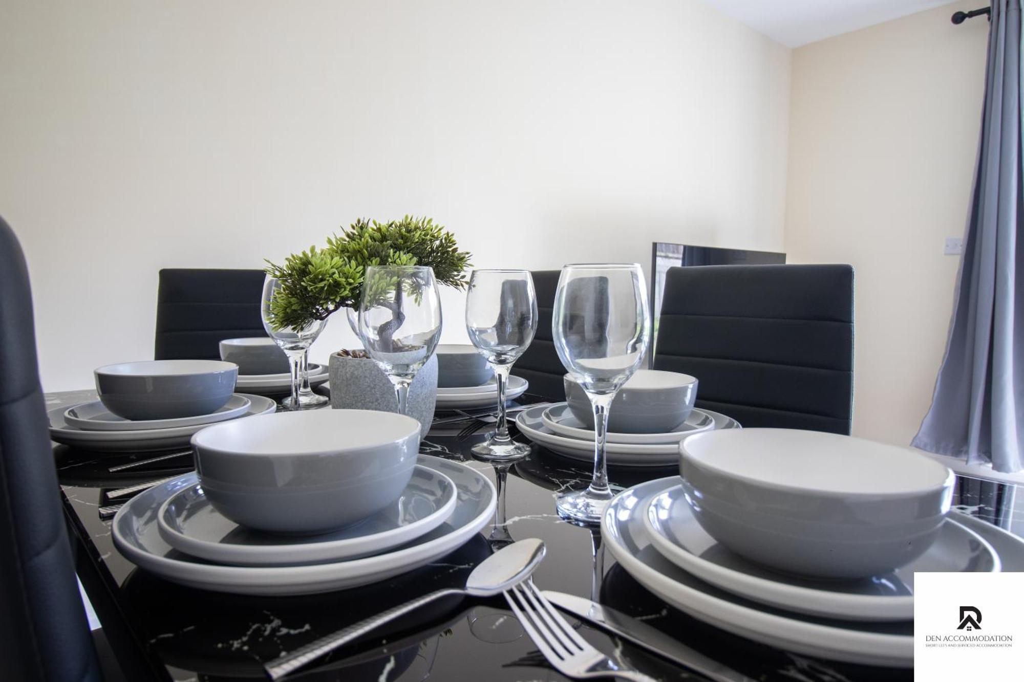 Newly Launched Two Bedroom House By Den Accommodation Short Lets & Serviced Accommodation With Garden London Exterior photo